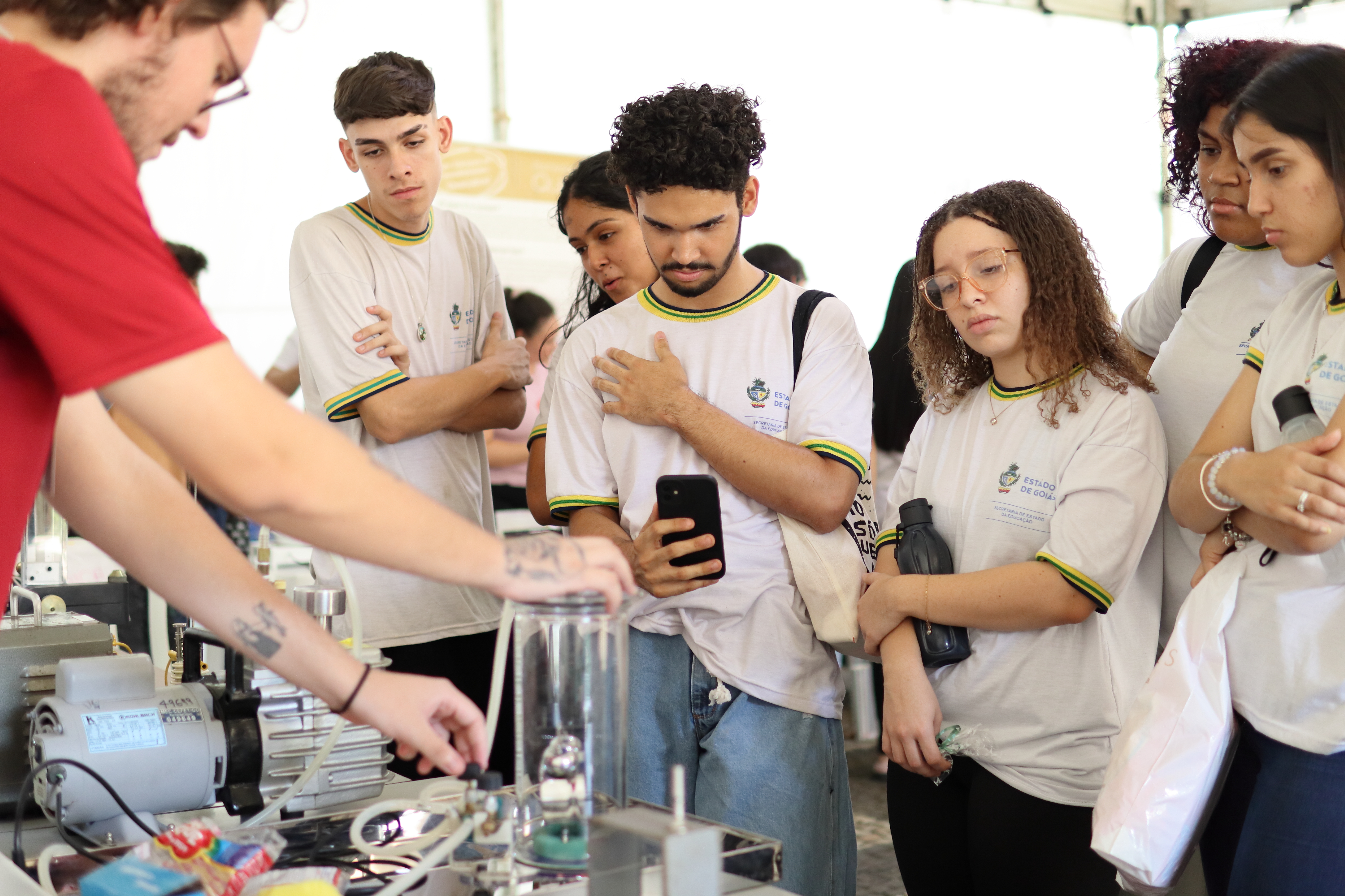 Alunos das escolas participantes do projeto Conhecendo o IFG conferindo atividades em uma das tendas da Secitec do Câmpus Goiânia